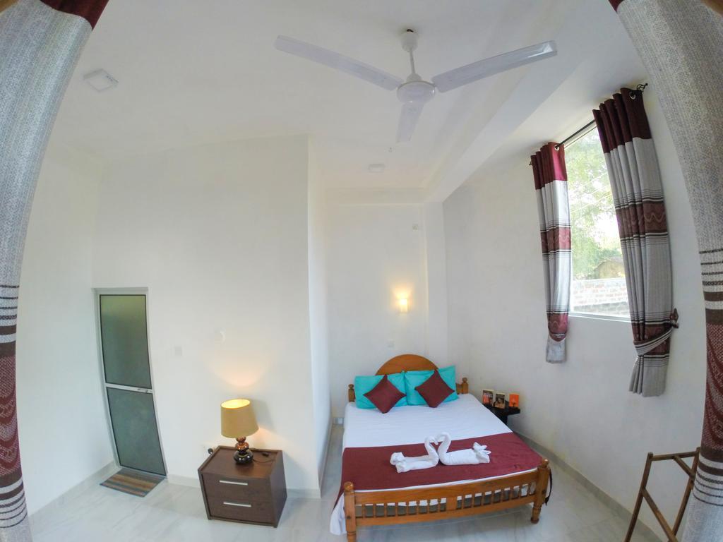 Sanctuary Cove Guest House Полонарува Стая снимка